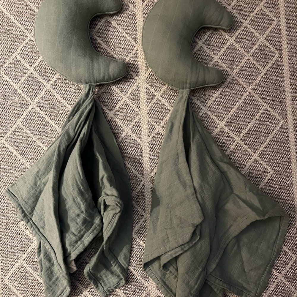 Mushie crescent moon lovey sage green set of 2